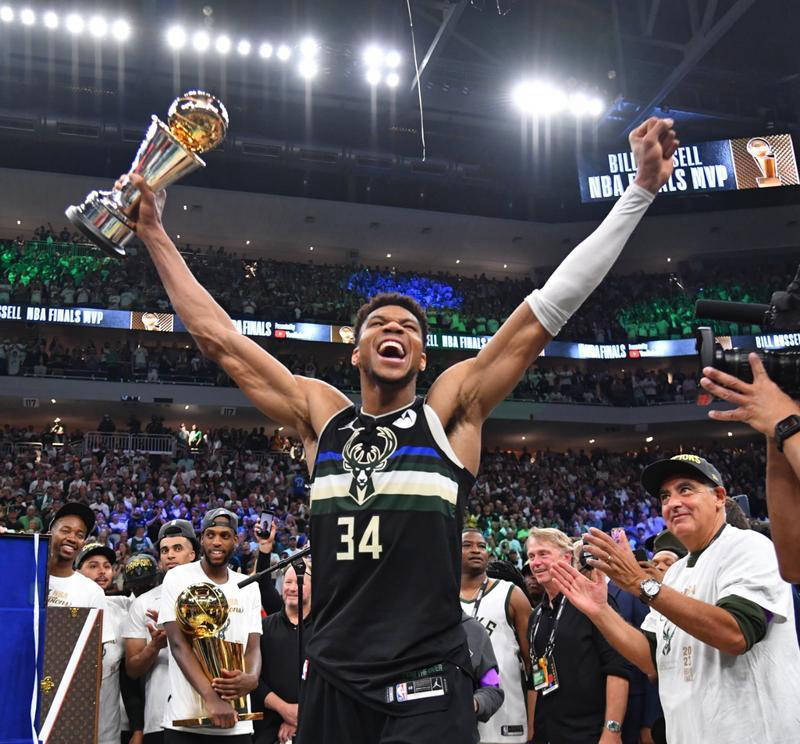 熊猫体育-关于字母哥在切尔西比赛中惊险取胜，问鼎冠军引发热议！的信息