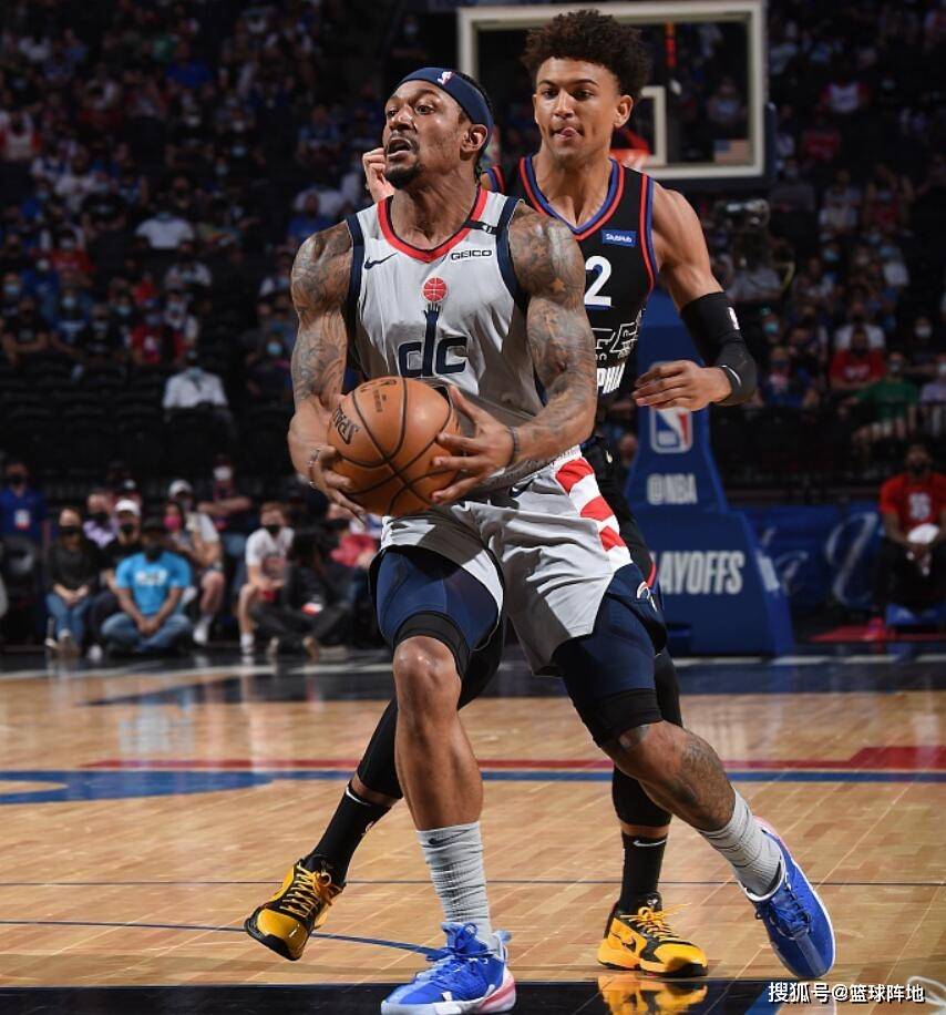 莱万多夫斯基爆冷击败老鹰，回归赛场引爆全场！的简单介绍